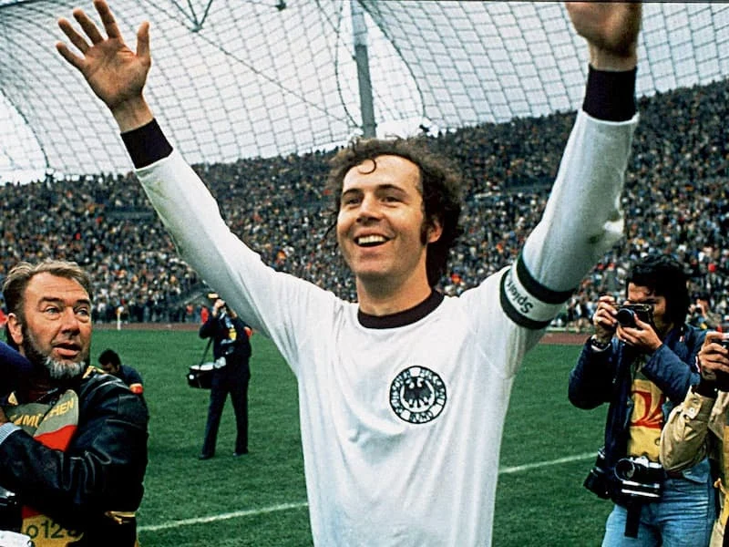 Franz Beckenbauer ăn mừng cùng tuyển Đức